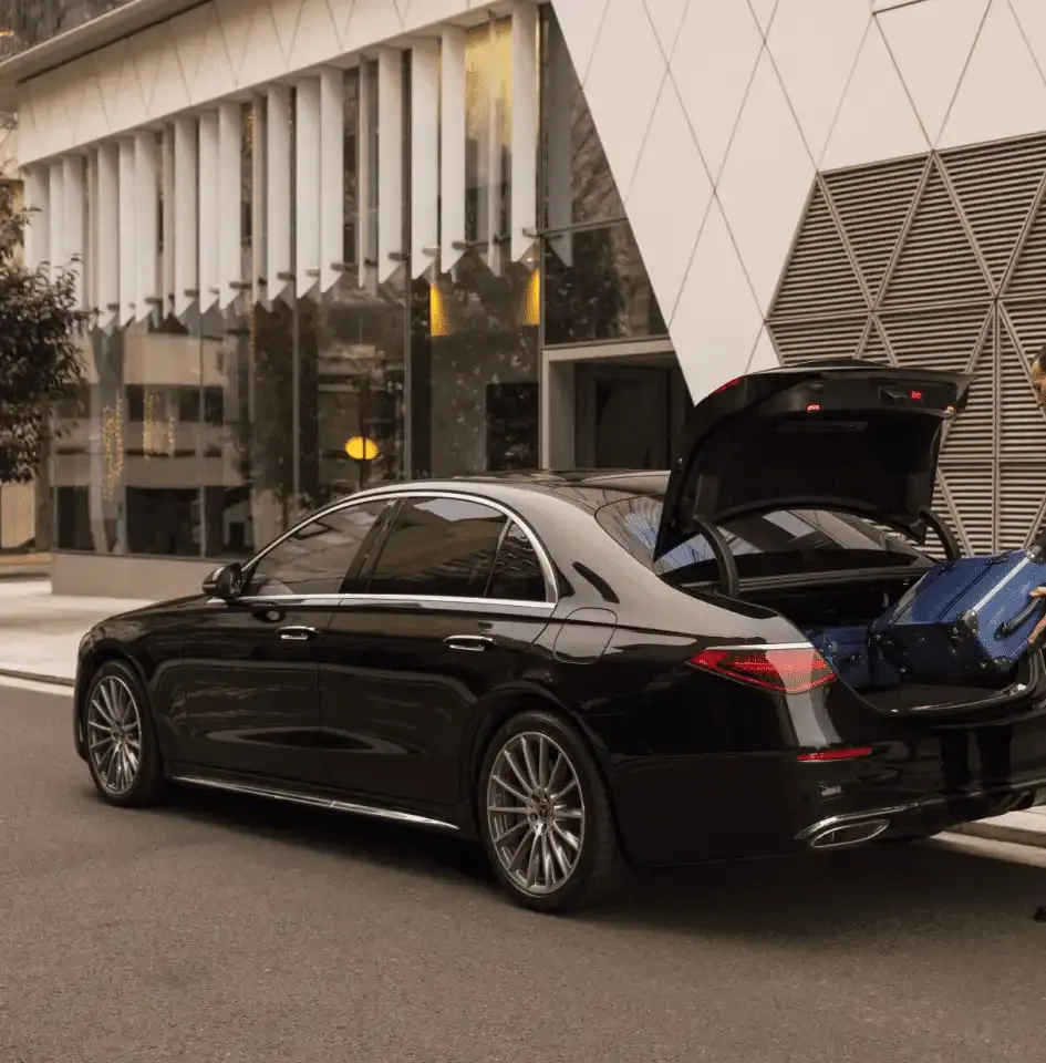 Chauffeur-driven luxury travel with RentX Chauffeur-driven luxury travel with RentX